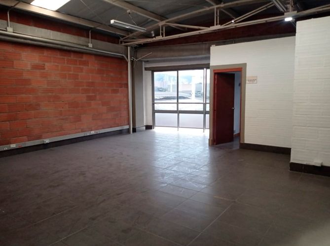 Bodega en arriendo en Santa Cruz, Envigado, 404 m² · foto 2 de 19