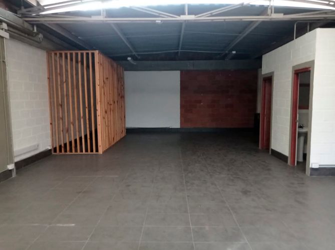 Bodega en arriendo en Santa Cruz, Envigado, 404 m² · foto 7 de 19
