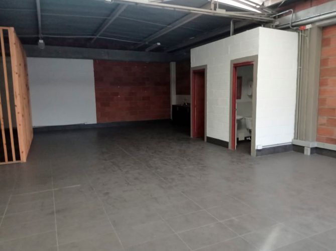 Bodega en arriendo en Santa Cruz, Envigado, 404 m² · foto 3 de 19