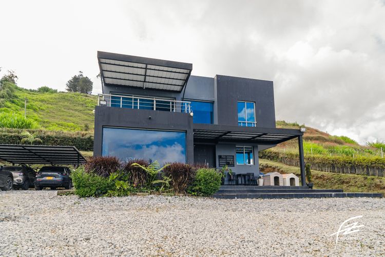 Casa de 4 alcobas en venta en Guarne, 250 m² · foto 2 de 16