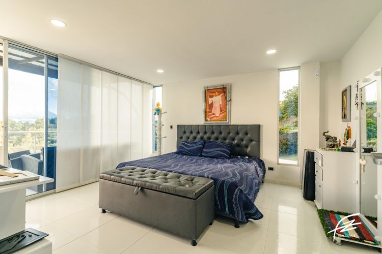Casa de 4 alcobas en venta en Guarne, 250 m² · foto 9 de 16