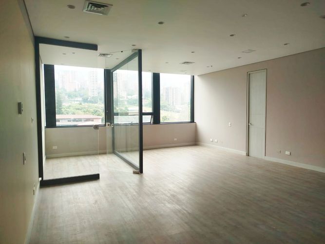 Local en arriendo en El Poblado, Medellín, 81 m² · foto 2 de 14