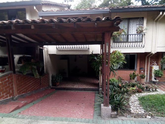 Casa de 3 alcobas en venta en Loma Del Escobero, Envigado, 235 m² · foto 22 de 24