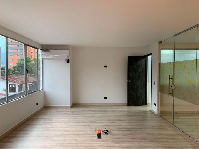 Oficina en arriendo en El Poblado, Medellín, 240 m² · foto 2 de 14