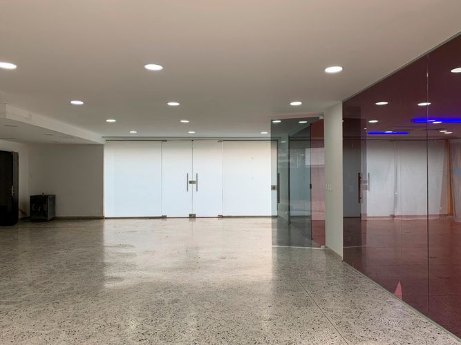 Local en arriendo en El Poblado, Medellín, 240 m² · foto 2 de 9