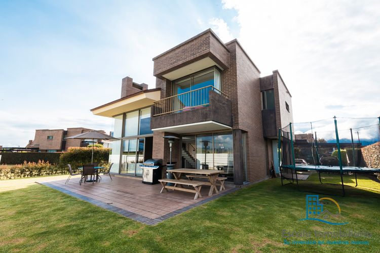 Casa de 3 alcobas en venta en Pueblo Viejo, Cota, 223 m² · foto 2 de 24
