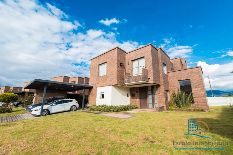 Casa de 3 alcobas en venta en Pueblo Viejo, Cota, 223 m² · foto 3 de 24