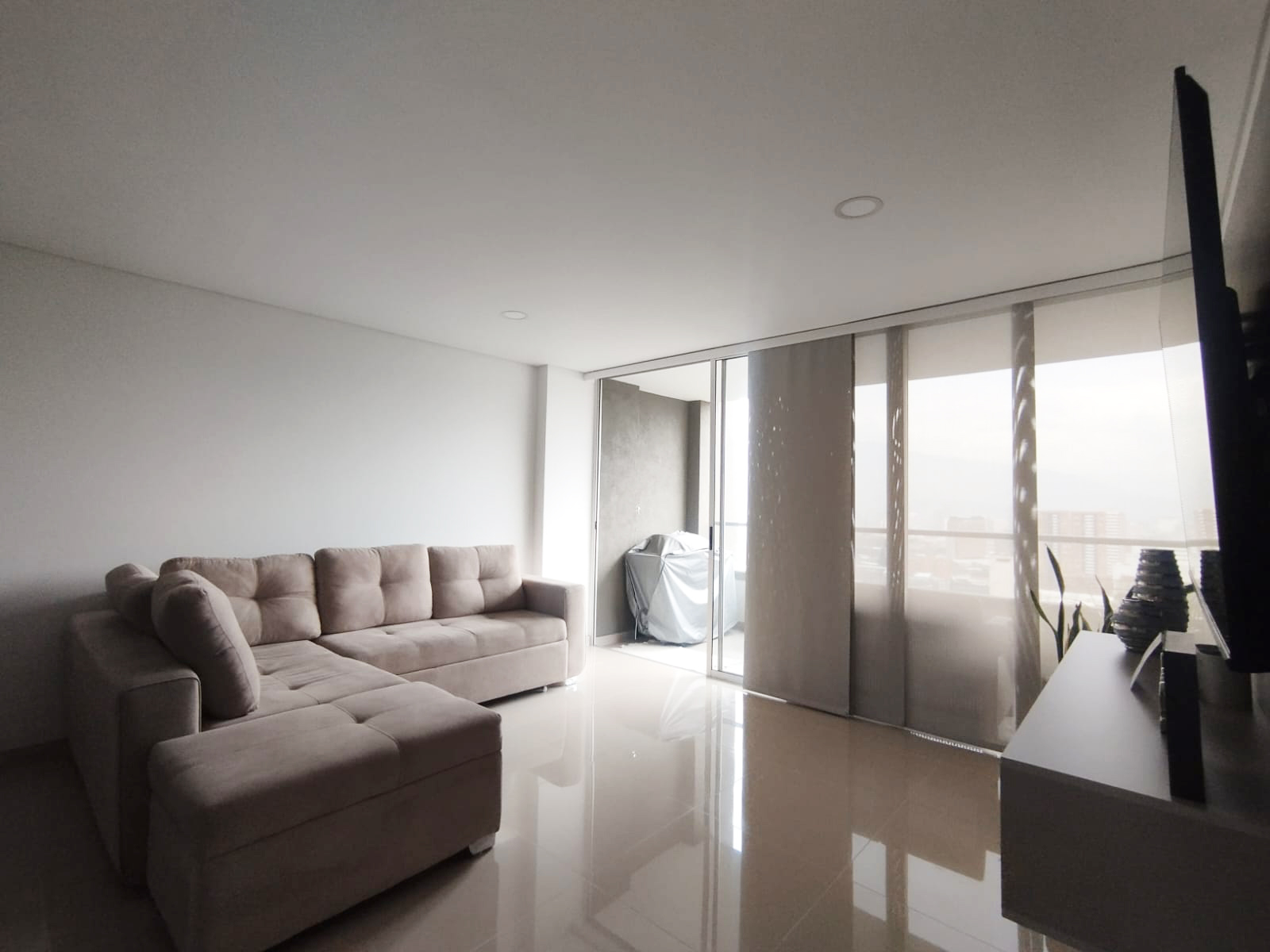 Apartamento en arriendo en El Poblado, Medellín · foto 2 de 16