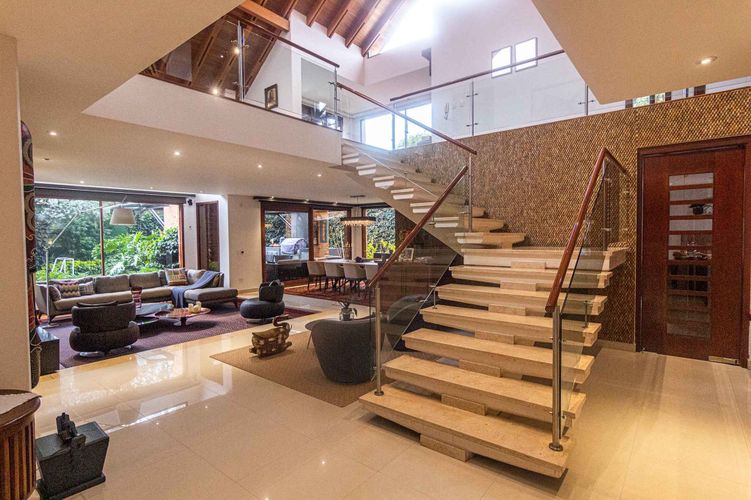 Casa de 5 alcobas en venta en San Jose De Bavaria, Bogotá, 600 m² · foto 2 de 24