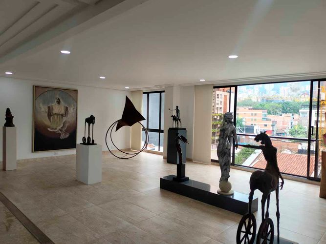 Apartamento de 3 alcobas en arriendo en El Poblado, Medellín, 245 m² · foto 2 de 20