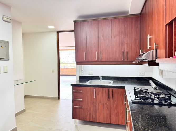 Apartamento de 3 alcobas en arriendo en El Poblado, Medellín, 165 m² · foto 5 de 17