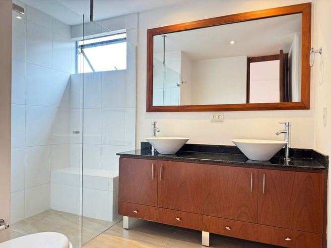 Apartamento de 3 alcobas en arriendo en El Poblado, Medellín, 165 m² · foto 15 de 17