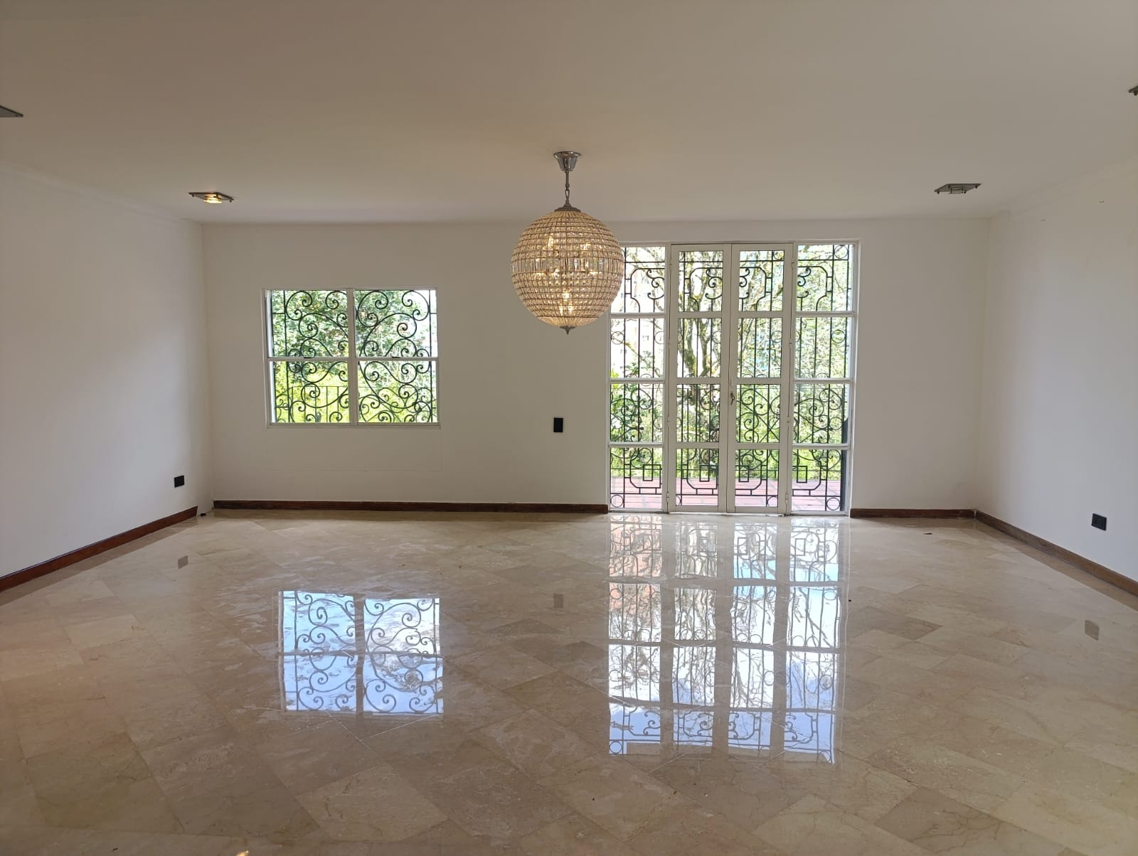 Casa en arriendo en El Poblado, Medellín · foto 2 de 20
