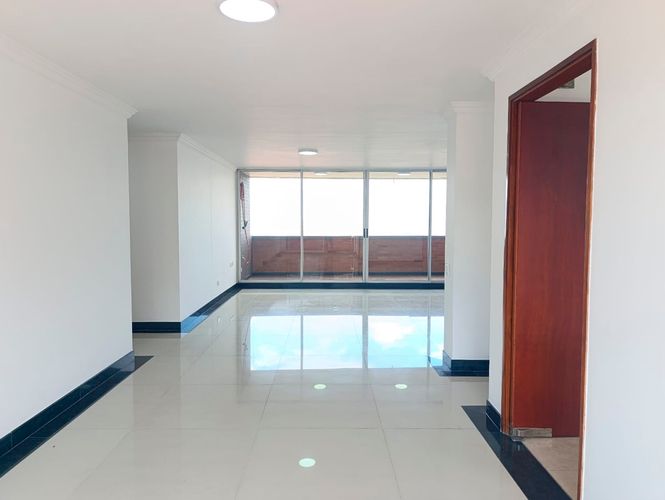 Apartamento de 3 alcobas en arriendo en El Poblado, Medellín, 163 m² · foto 2 de 19