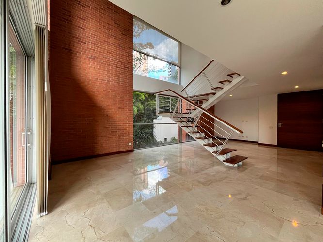 Apartamento de 3 alcobas en arriendo en El Poblado, Medellín, 208 m² · foto 2 de 18