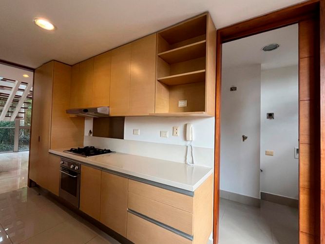Apartamento de 3 alcobas en arriendo en El Poblado, Medellín, 208 m² · foto 5 de 18