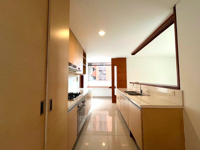 Apartamento de 3 alcobas en arriendo en El Poblado, Medellín, 208 m² · foto 6 de 18