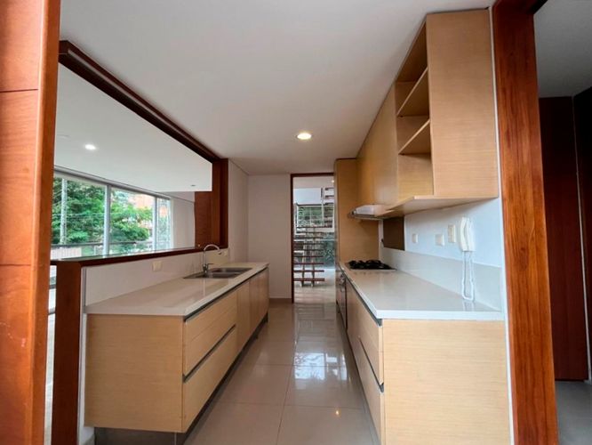 Apartamento de 3 alcobas en arriendo en El Poblado, Medellín, 208 m² · foto 7 de 18