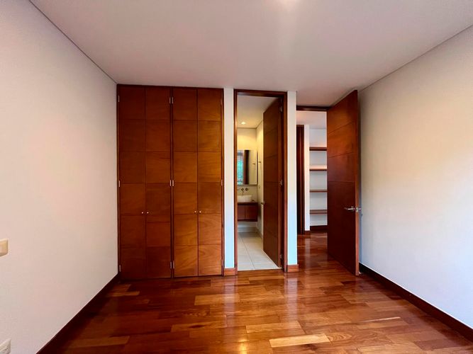 Apartamento de 3 alcobas en arriendo en El Poblado, Medellín, 208 m² · foto 11 de 18