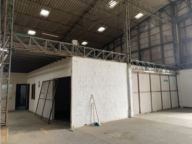Bodega en arriendo en La Yé, Armenia, 1134 m² · foto 6 de 16