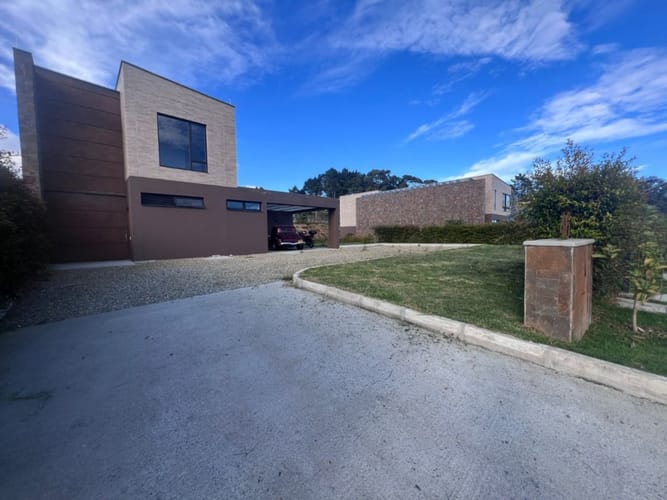 Casa de 3 alcobas en venta en Las Palmas, Envigado, 402 m² · foto 2 de 24