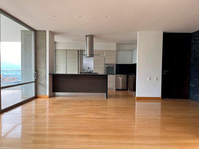 Apartamento de 3 alcobas en arriendo en El Poblado, Medellín, 220 m² · foto 2 de 18