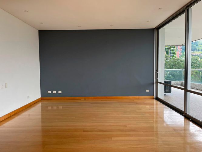 Apartamento de 3 alcobas en arriendo en El Poblado, Medellín, 220 m² · foto 3 de 18