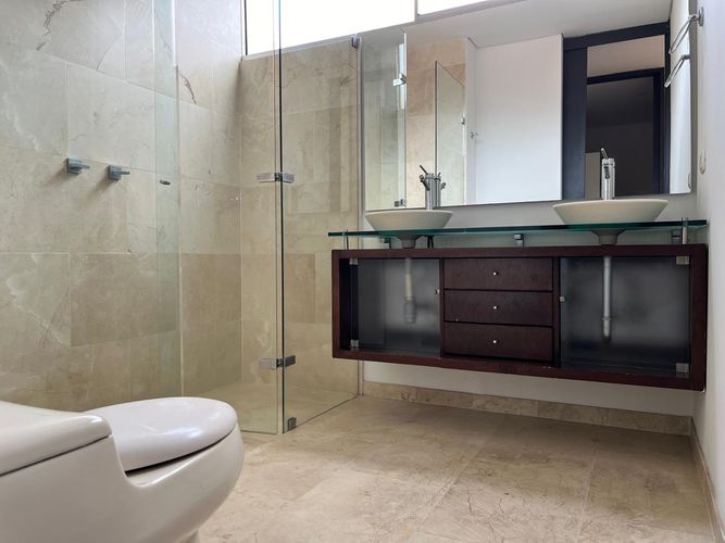 Apartamento de 3 alcobas en arriendo en El Poblado, Medellín, 220 m² · foto 9 de 18