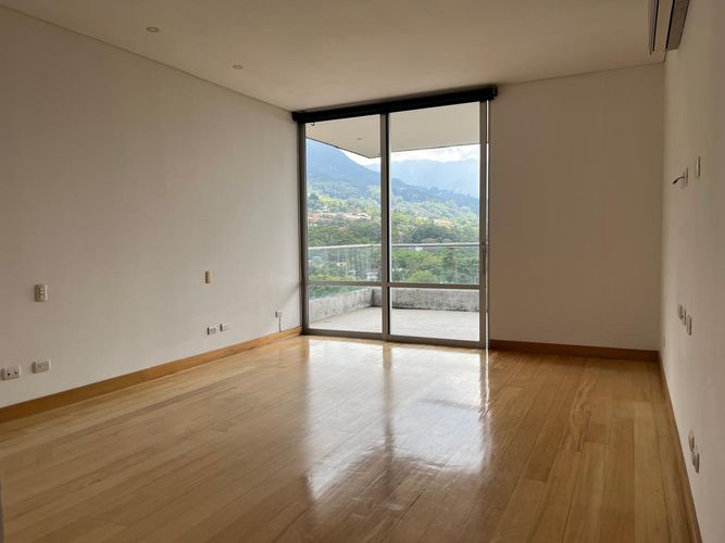 Apartamento de 3 alcobas en arriendo en El Poblado, Medellín, 220 m² · foto 17 de 18