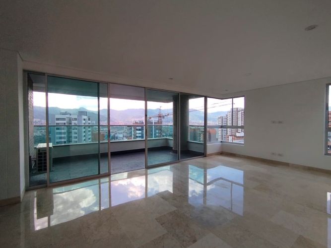 Apartamento de 3 alcobas en arriendo en El Poblado, Medellín, 149 m² · foto 2 de 17
