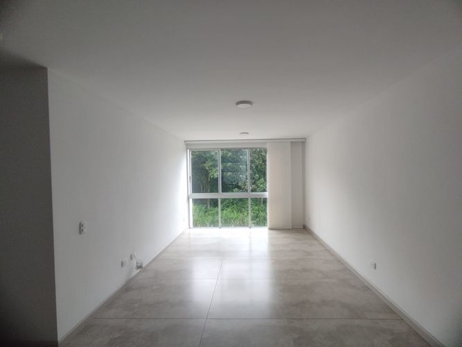 Apartamento de 2 alcobas en venta en Pinares, Pereira, 65 m² · foto 2 de 11