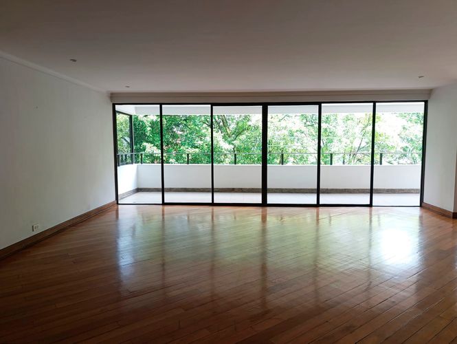 Apartamento de 4 alcobas en arriendo en El Poblado, Medellín, 257 m² · foto 3 de 19
