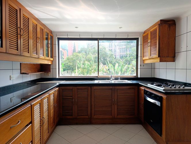 Apartamento de 4 alcobas en arriendo en El Poblado, Medellín, 257 m² · foto 7 de 19