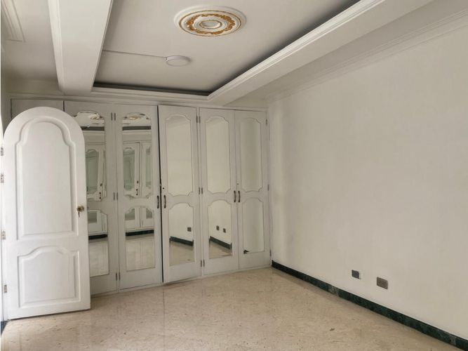 Casa de 4 alcobas en venta en Conquistadores, Medellín, 476 m² · foto 3 de 24