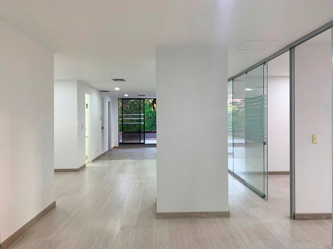 Oficina en arriendo en El Poblado, Medellín, 100 m² · foto 2 de 12