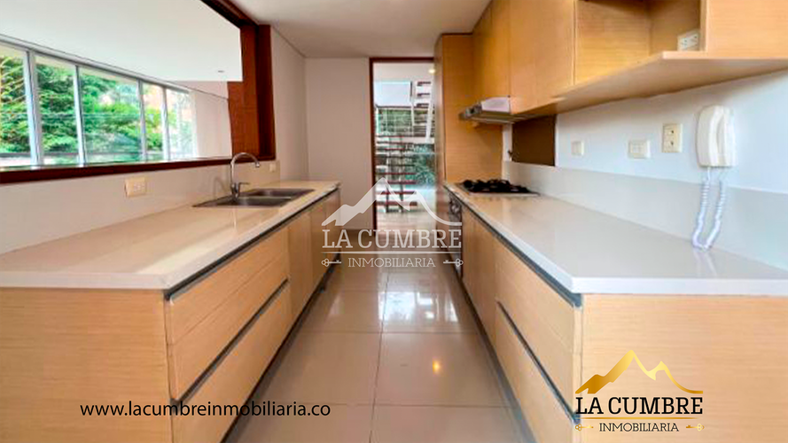 Apartamento de 3 alcobas en arriendo en El Poblado, Medellín, 208 m² · foto 5 de 13