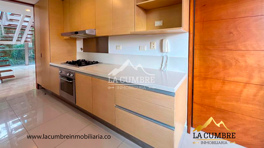 Apartamento de 3 alcobas en arriendo en El Poblado, Medellín, 208 m² · foto 6 de 13