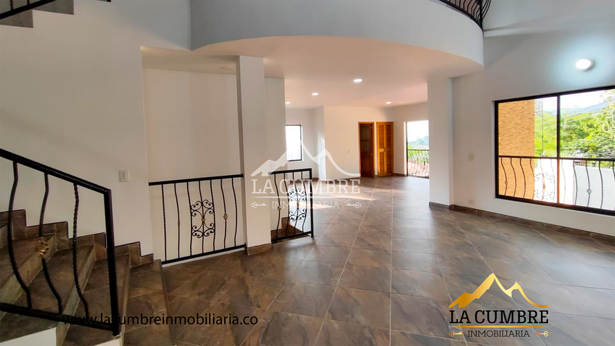 Casa de 5 alcobas en venta en Loma Del Escobero, Envigado, 350 m² · foto 2 de 17
