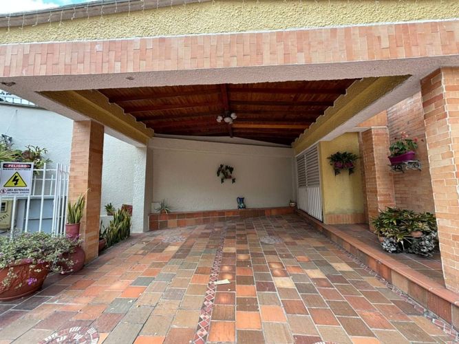 Casa de 5 alcobas en venta en Cabecera Del Llano, Bucaramanga, 240 m² · foto 3 de 14