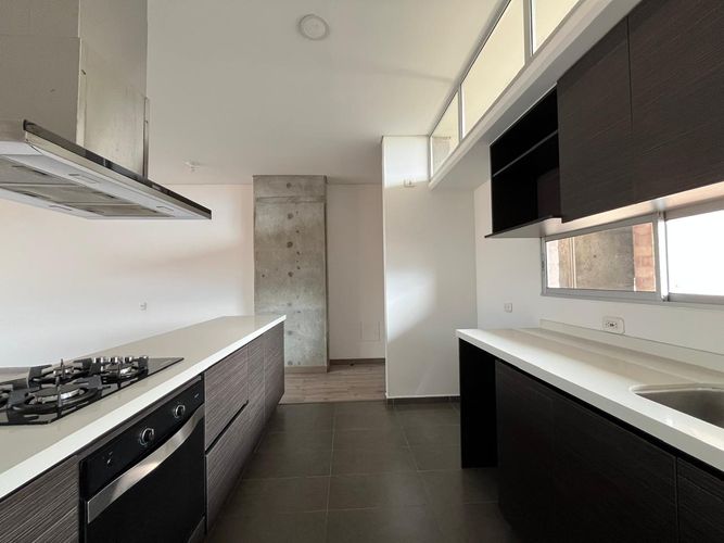 Apartamento de 2 alcobas en arriendo en El Poblado, Medellín, 147 m² · foto 4 de 15
