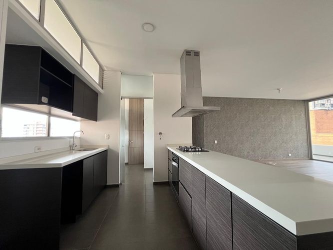 Apartamento de 2 alcobas en arriendo en El Poblado, Medellín, 147 m² · foto 5 de 15