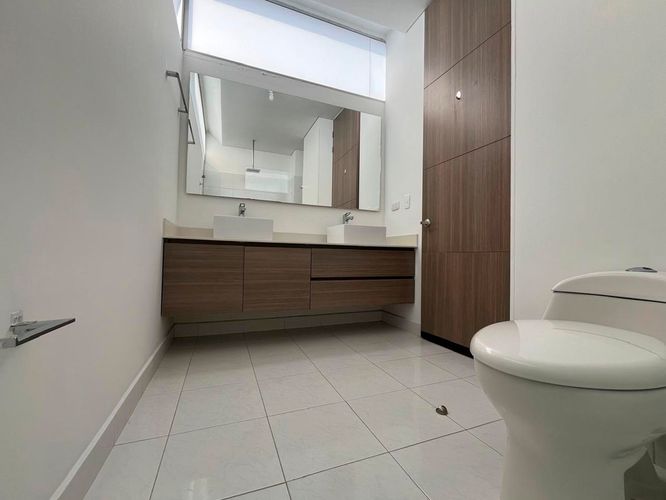Apartamento de 2 alcobas en arriendo en El Poblado, Medellín, 147 m² · foto 13 de 15
