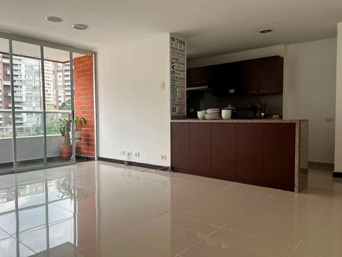 Apartamento de 3 alcobas en arriendo en Cumbres, Envigado, 91 m² · foto 2 de 17