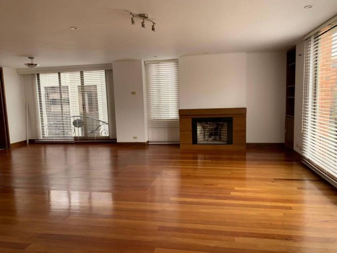 Apartamento de 3 alcobas en venta en La Carolina, Bogotá, 240 m² · foto 3 de 24