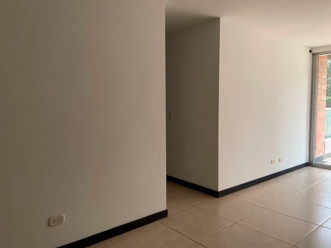 Apartamento de 3 alcobas en venta en San Jose, Sabaneta, 73 m² · foto 2 de 19
