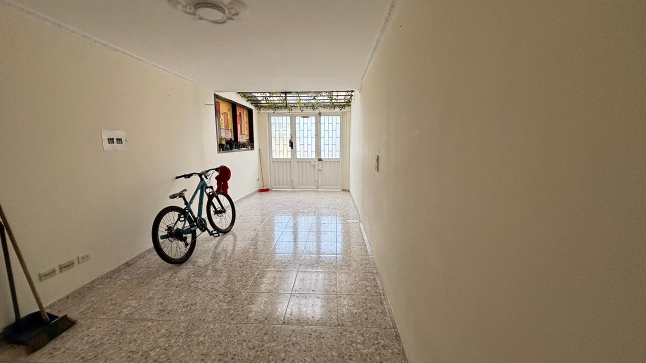 Casa en venta en Alamos, Bogotá · foto 2 de 24