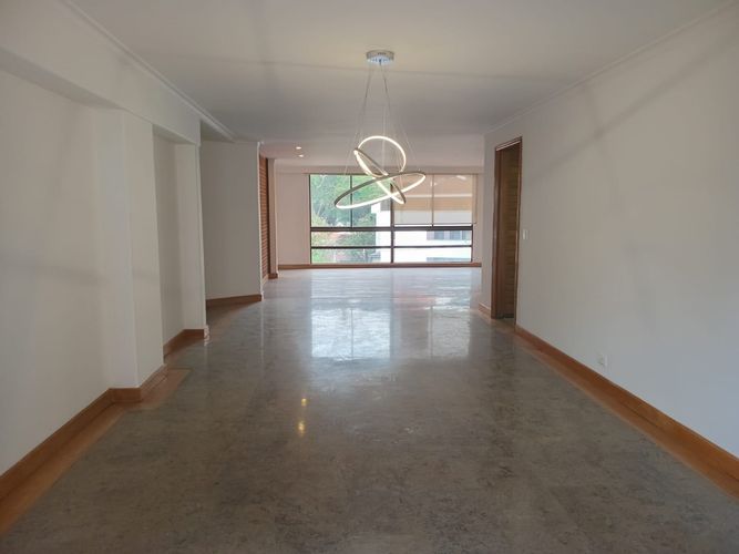 Apartamento de 3 alcobas en arriendo en El Poblado, Medellín, 402 m² · foto 3 de 18