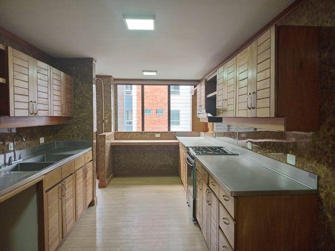 Apartamento de 3 alcobas en arriendo en El Poblado, Medellín, 402 m² · foto 7 de 18