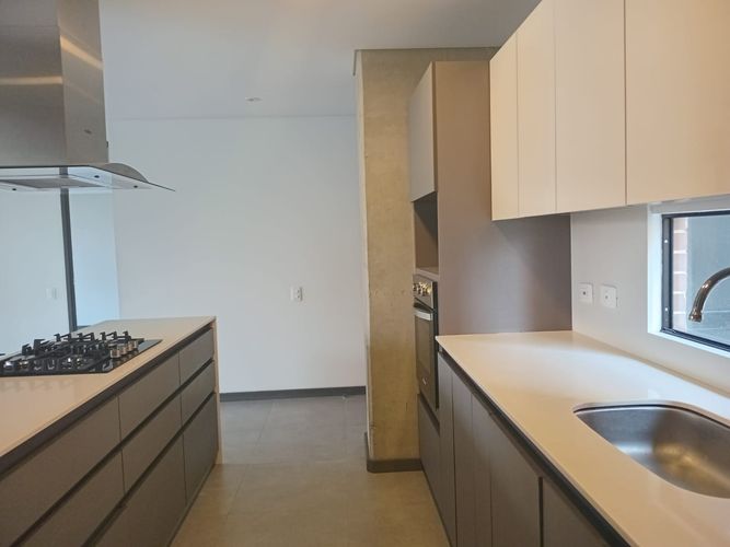 Apartamento de 2 alcobas en arriendo en El Poblado, Medellín, 152 m² · foto 7 de 16