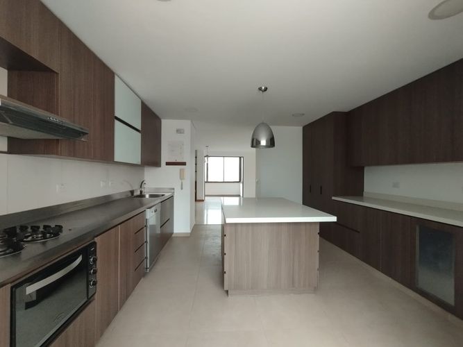 Apartamento de 4 alcobas en arriendo en Castropol, Medellín, 246 m² · foto 8 de 20